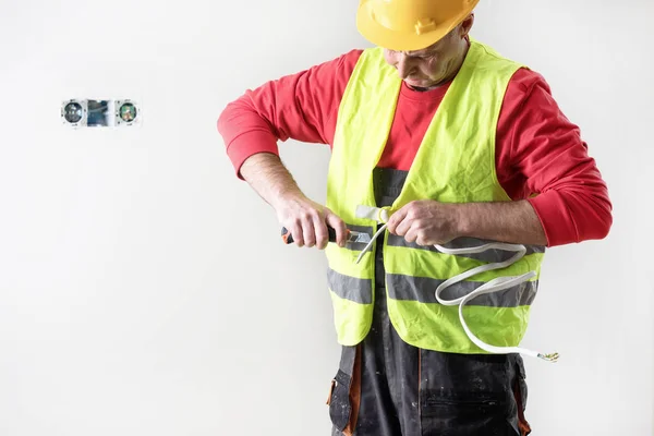 Reparação de instalações eléctricas, reparação de instalações eléctricas, electricista no trabalho — Fotografia de Stock