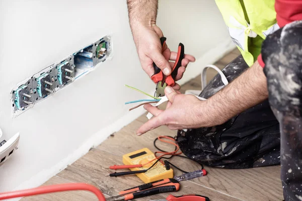 Elektriker på arbetet, hem renovering, elinstallation, hand av en elektriker, Handyman på jobbet — Stockfoto