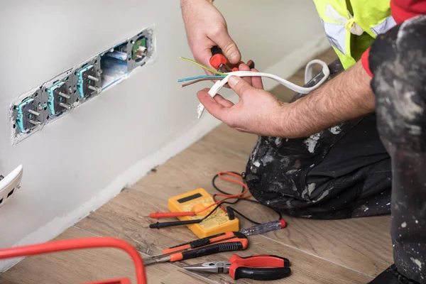 Manos de un electricista, electricista en el trabajo, manitas e instalación eléctrica — Foto de Stock