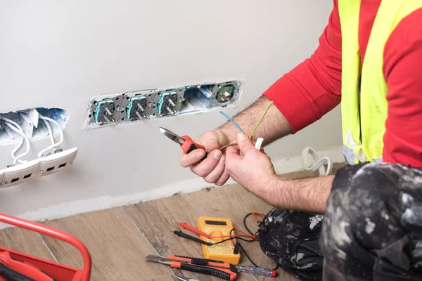 Hands of an electrician, electrician at work, handyman and electrical installation — Stock Photo, Image