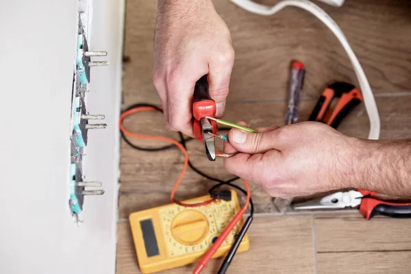 Elektriker bei der Arbeit, Renovierung zu Hause, Elektroinstallation, Hand eines Elektrikers, Handwerker bei der Arbeit — Stockfoto