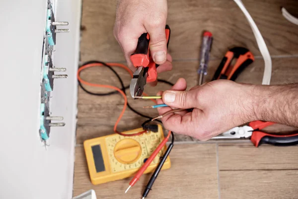 iş yerinde elektrikçi, ev yenileme, elektrik tesisatı, Bir elektrikçi el, iş yerinde işçi