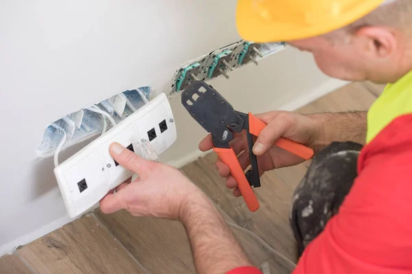 Händerna på en elektriker, elektriker på jobbet, Handyman och elinstallation — Stockfoto
