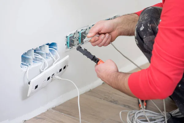 Elektriker bei der Arbeit, Renovierung zu Hause, Elektroinstallation, Hand eines Elektrikers, Handwerker bei der Arbeit — Stockfoto
