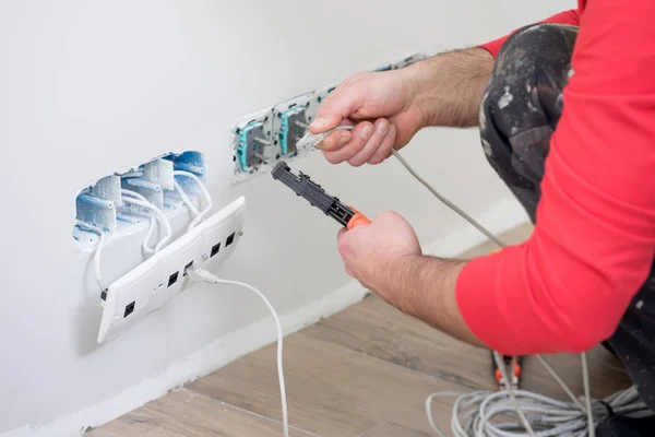 Elektriker på arbetet, hem renovering, elinstallation, hand av en elektriker, Handyman på jobbet — Stockfoto