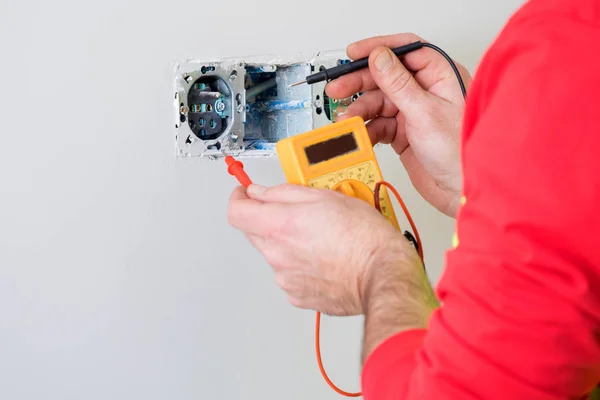 Elektriker bei der Arbeit, Renovierung zu Hause, Elektroinstallation, Hand eines Elektrikers, Handwerker bei der Arbeit — Stockfoto