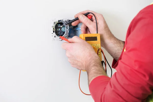 Mãos de um eletricista, eletricista no trabalho, faz-tudo e instalação elétrica — Fotografia de Stock