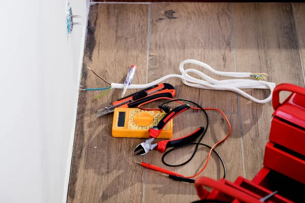 Electricista en el trabajo, renovación del hogar, instalación eléctrica, mano de un electricista, manitas en el trabajo — Foto de Stock