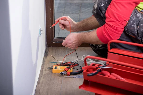 Elettricista al lavoro, ristrutturazione casa, impianto elettrico, Mano di elettricista, tuttofare al lavoro — Foto Stock