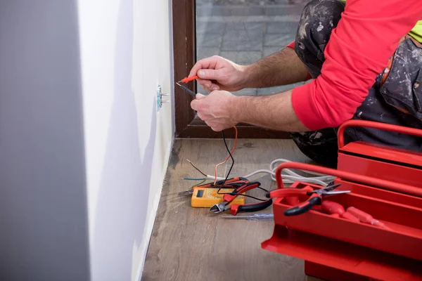 Mains d'un électricien, électricien au travail, bricoleur et installation électrique — Photo