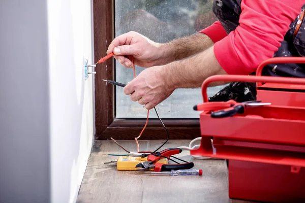 Elettricista al lavoro, ristrutturazione casa, impianto elettrico, Mano di elettricista, tuttofare al lavoro — Foto Stock