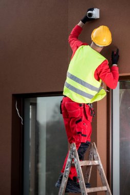 Güvenlik Danışmanı Montaj Güvenlik Kamera To House , Teknisyen güvenlik alanı için Cctv kamera sistemi yükleme