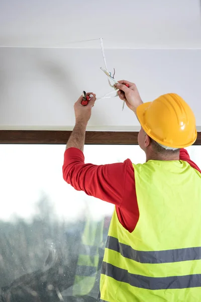 Elektriker på arbetet, hem renovering, elinstallation, hand av en elektriker, Handyman på jobbet — Stockfoto