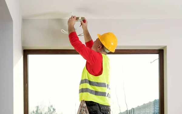 Eletricista no trabalho, renovação da casa, instalação elétrica, mão de um eletricista — Fotografia de Stock