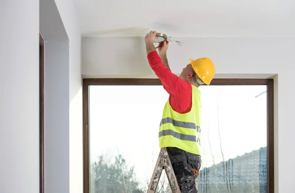 Eletricista no trabalho, renovação de casa, instalação elétrica, Mão de um eletricista, faz-tudo no trabalho — Fotografia de Stock