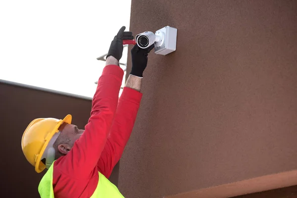 Säkerhetskonsult passande säkerhet kameran till huset, tekniker installera CCTV kamerasystem för säkerhetsområdet — Stockfoto