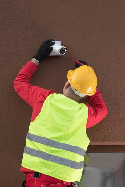 Consultor de seguridad que ajusta la cámara de seguridad a la casa, técnico que instala el sistema de cámara CCTV para el área de seguridad — Foto de Stock