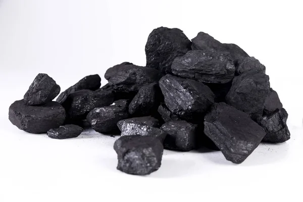 Pilha de carvão negro isolado sobre fundo branco, carvão natural sobre um fundo branco isolado closeup — Fotografia de Stock
