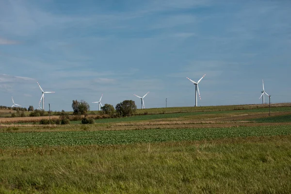 绿色山丘上的风力涡轮机，绿色发电机组组 — 图库照片