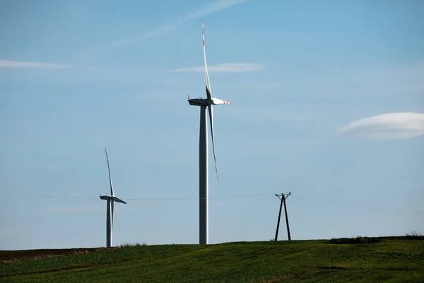 Větrné turbíny na zelených kopcích, Skupina větrných mlýnů pro výrobu elektrické energie v zelené — Stock fotografie