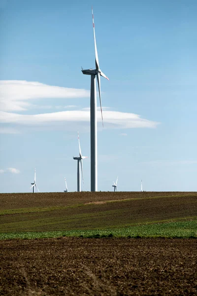 Větrné turbíny na zelených kopcích, Skupina větrných mlýnů pro výrobu elektrické energie v zelené — Stock fotografie