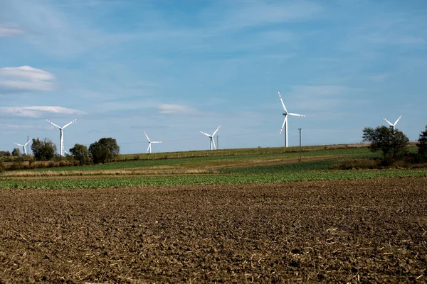 Větrné turbíny na zelených kopcích, Skupina větrných mlýnů pro výrobu elektrické energie v zelené — Stock fotografie