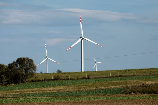 Větrné turbíny na zelených kopcích, Skupina větrných mlýnů pro výrobu elektrické energie v zelené — Stock fotografie