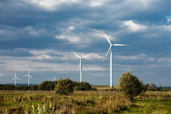 Větrné turbíny na zelených kopcích, Skupina větrných mlýnů pro výrobu elektrické energie v zelené — Stock fotografie