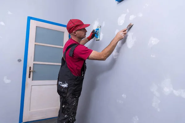 Home Pittore, pittore al lavoro, con scala in legno e parete bianca — Foto Stock