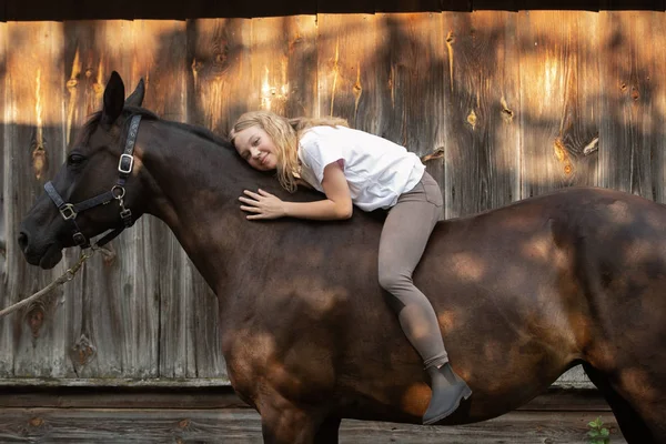 Young girl with her horse , pretty girl with her horse — Stock Photo, Image