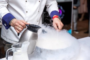 Şef sıvı azot ile dondurma yemek