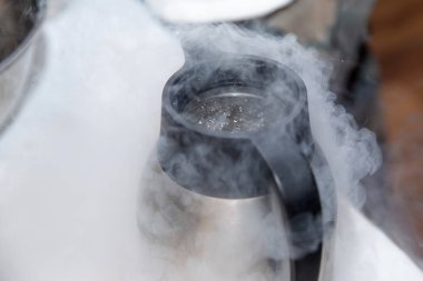 Şef sıvı azot ile dondurma yemek