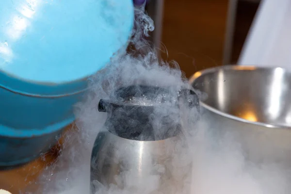 Lo chef sta cucinando il gelato con azoto liquido — Foto Stock