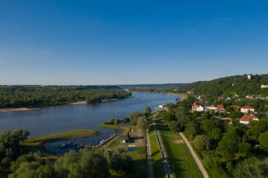 Vistula 'daki Kazimierz Dolny kasabası. Polonya 'nın Rönesans tarihi kasabası. Yukarıdan bak. Polonya 'da turistik yerler.