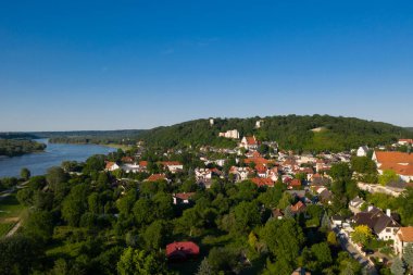 Vistula 'daki Kazimierz Dolny kasabası. Polonya 'nın Rönesans tarihi kasabası. Yukarıdan bak. Polonya 'da turistik yerler.