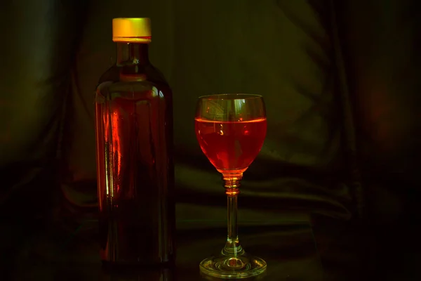 一瓶酒精饮料和一杯玻璃 — 图库照片