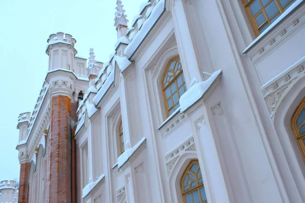  Eski bir binanın cephesi