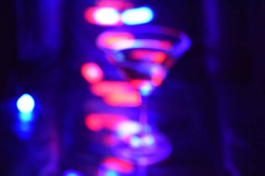 kadeh şarap ve renkli ışıklar