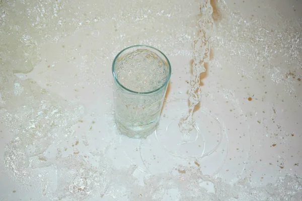 Water Gieten Een Glas — Stockfoto