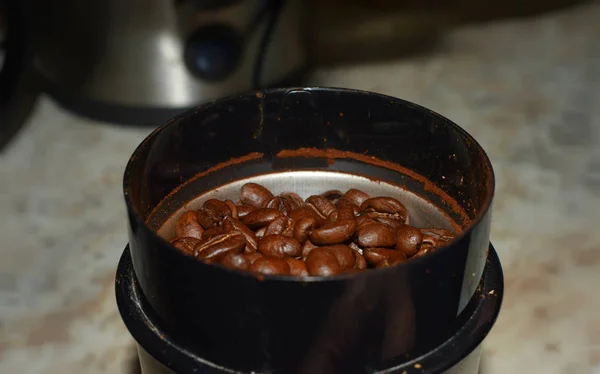 Kaffeebohnen Der Kaffeemühle — Stockfoto