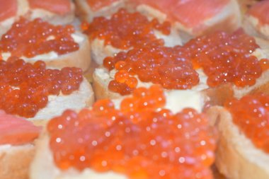 Havyarlı ve kırmızı balıklı sandviçler