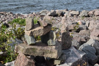 Granit taşlar üzerinde deniz kıyısı