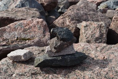 Granit taşlar üzerinde deniz kıyısı