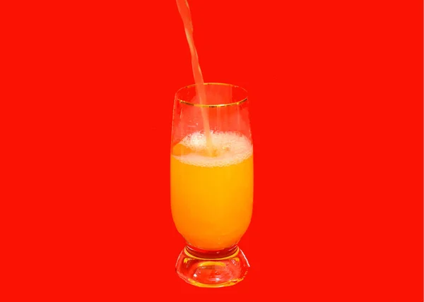 Vaso Jugo Fresco Sobre Fondo Rojo — Foto de Stock