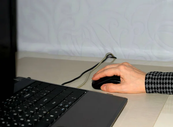 Mujer Trabajando Ordenador Portátil Oficina — Foto de Stock