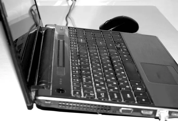 Laptop Auf Dem Tisch — Stockfoto