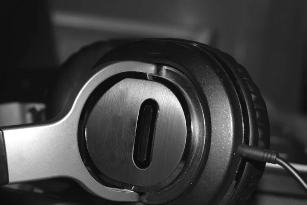 黒い背景のヘッドフォン — ストック写真