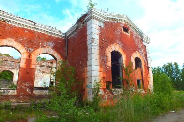 eski harap kırmızı tuğla ev