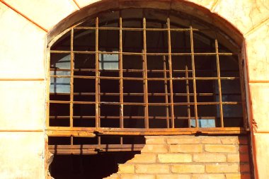 eski harap kırmızı tuğla ev