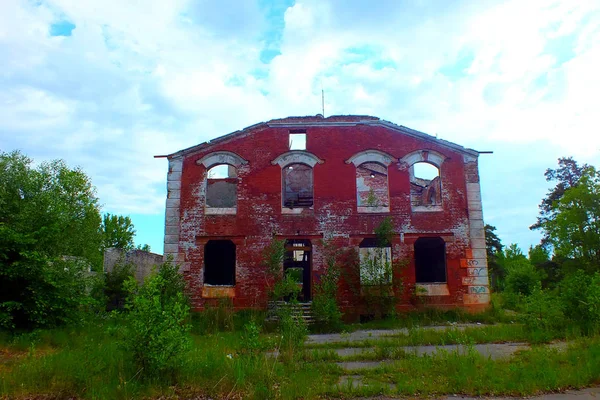 Altes Zerstörtes Rotes Backsteinhaus — Stockfoto